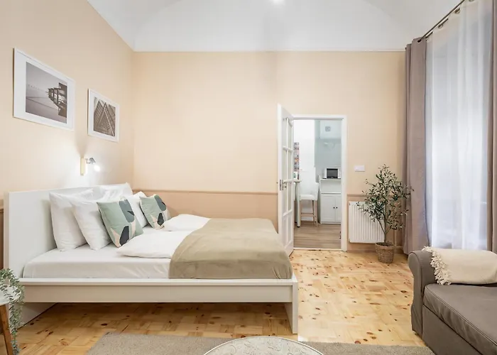 Excellent Location, Cozy *