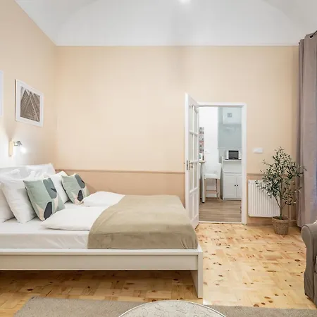 Excellent Location, Cozy *